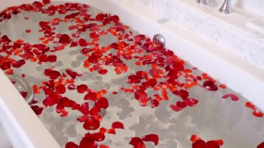 Bornozu Veren Kadınlar Temiz Suyla Dolu Banyo 'ya Kırmızı Gül Yaprakları Düşürdüler