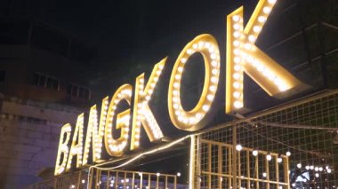 Bangkok Sözcüklü Ampullerin Işığı Akşam Pazarı Girişinde