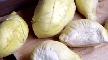 Tahta üzerinde Durian Lie 'in parçaları. Tatlı ve Kokulu Asya Meyvesi Manzarası
