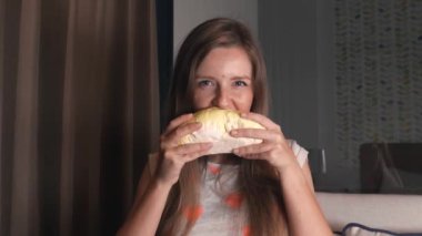 Oturan ve Zevkle Egzotik Tayland Meyveli Durian Isıran ve Yiyen Genç Kadın