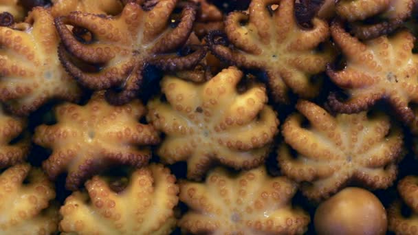Hromada malých vařených chobotnic ležet v místní ulici potravin čerstvé trhu v Bangkoku — Stock video