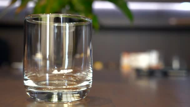 Χύσιμο φρέσκου χυμού κεράσι ή σταφυλιού σε ποτήρι σε ξύλινο τραπέζι — Αρχείο Βίντεο