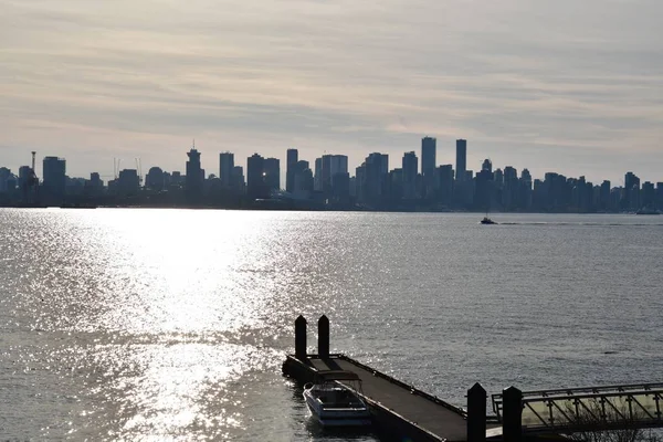 Sebuah Siluet Dari Pusat Kota Vancouver Dan Laut Canada — Stok Foto