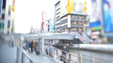 Herkesin Osaka 'daki ünlü bir reklam panosundaki karakterle aynı pozu vermeyi sevdiği ünlü bir turist mekanı 