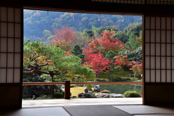 和室の奥から見える秋色の美しい日本庭園 嵐山京都日本 — ストック写真