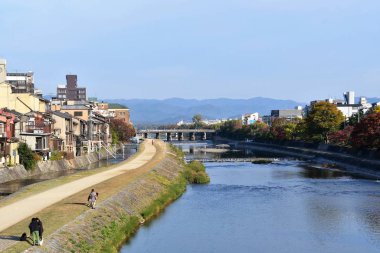 Shijo Oohashi köprüsünden Kamogawa nehrinin manzarası. Kyoto