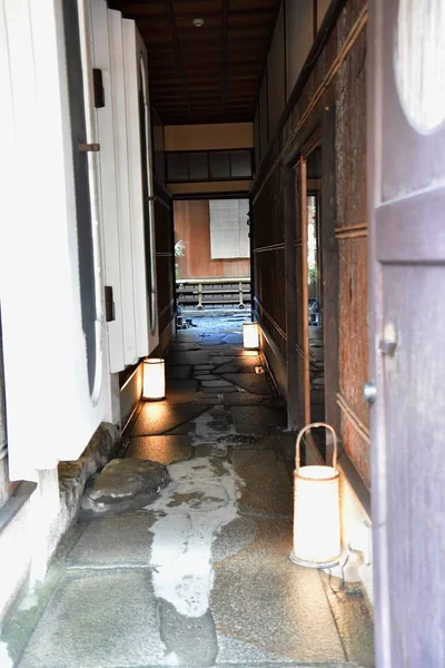 Eine Gasse Kyoto Die Von Ein Paar Laternen Beleuchtet Wird — Stockfoto