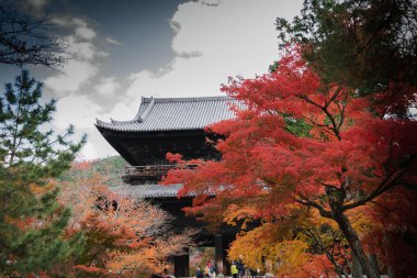 Nanzenji tapınağı güzel bir sonbahar akçaağacı tarafından çerçevelenmiş. Higashiyama Kyoto
