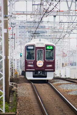Hankyuu treni Oyamazaki istasyonundan kalkıyor. Kyoto, Japonya - 27 Kasım 2019 