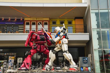 Osaka, Japonya - 27 Kasım 2019: Lalaport Expo City 'de Gundum Kafe' nin önünde manken gösterisi.
