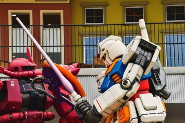 Osaka, Japonya - 27 Kasım 2019: Lalaport Expo City 'de Gundum Kafe' nin önünde manken gösterisi.