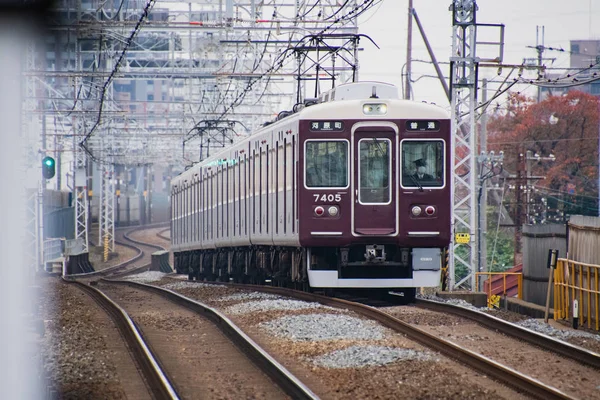 阪急電車が大山崎駅に到着します 2019年11月27日 — ストック写真