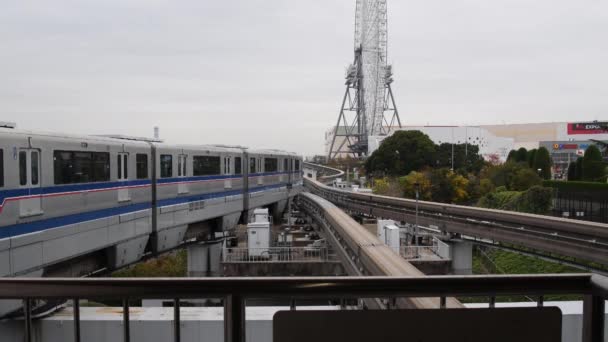 列車の出発後にモノレール用のレールが移動する 大阪万博記念公園の主要駅 万白記念公園駅 2019年11月27日 — ストック動画