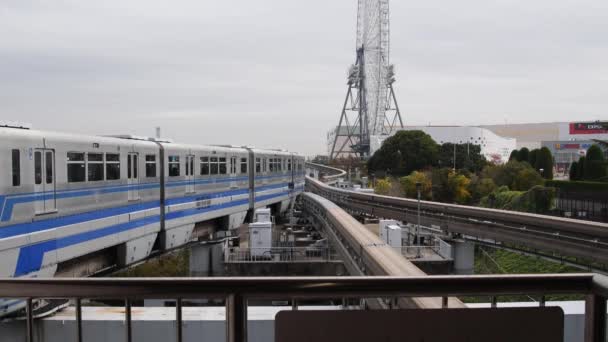 列車の出発後にモノレール用のレールが移動する 大阪万博記念公園の主要駅 万白記念公園駅 2019年11月27日 — ストック動画