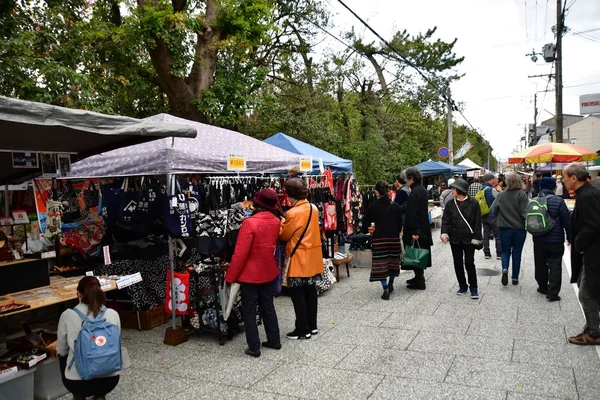 北野天満宮のフリーマーケット 日本のお祭カレンダー2019年11月25日北野天満宮で毎月25日に開催されるフリーマーケット — ストック写真
