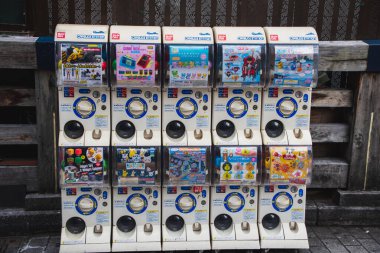 Gacha kapsül makinesi cadde boyunca yerleştirilmiş. 14 Kasım 2019 Osaka Japonya 