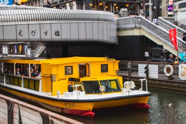 Dotonbori Kanalı boyunca ilerleyen bir gezi teknesi. 14 Kasım 2019 Osaka Japonya 