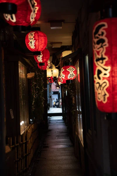 Lanterne Illuminano Vicolo Che Conduce Izakaya Novembre 2019 Osaka Giappone — Foto Stock