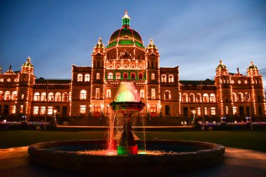 İngiliz Kolombiyası 'nın Noel mevsiminde parlamento binasının gece manzarası. Victoria Kanada 