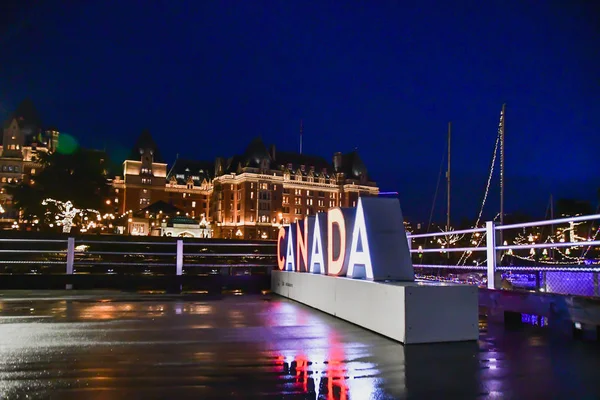 在内港附近竖立了一个灯火通明的加拿大标志 — 图库照片