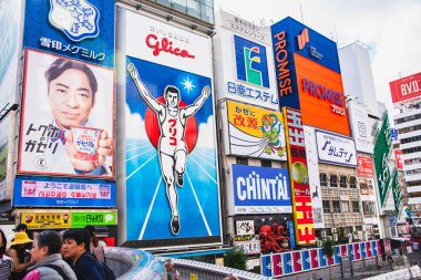 Dotonbori 'deki elektrikli reklam panoları. 14 Kasım 2019 Osaka Japonya