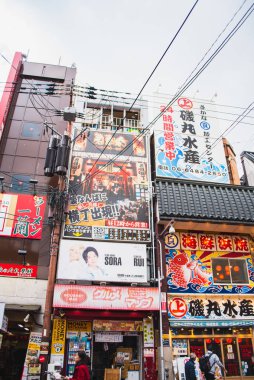 Dotonbori 'deki restoranların ve dükkanların manzarası. 14 Kasım 2019 Osaka Japonya