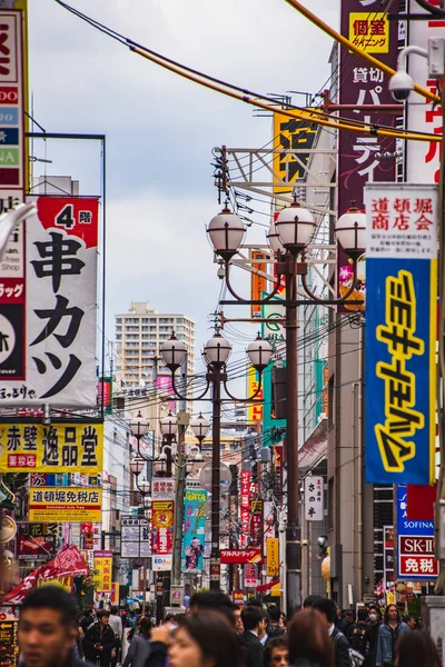 道頓堀の飲食店やお店の看板を眺めます 2019年11月14日大阪日本 — ストック写真