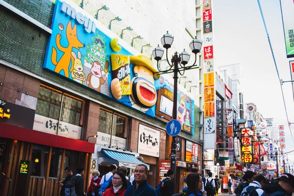 明治の食品会社を宣伝する巨大な看板 2019年11月14日大阪日本 — ストック写真
