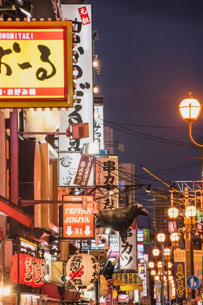 道頓堀のレストランやお店の看板の夜景 2019年11月14日大阪日本 — ストック写真