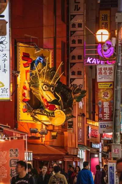 3D龍が描かれたラーメン店 の看板 2019年11月14日大阪日本 — ストック写真