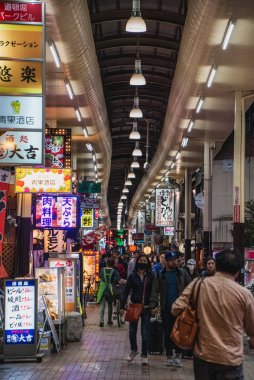 Geceleri Sennichimae caddesindeki atari salonunda insanların resmi. 14 Kasım 2019 Osaka Japonya