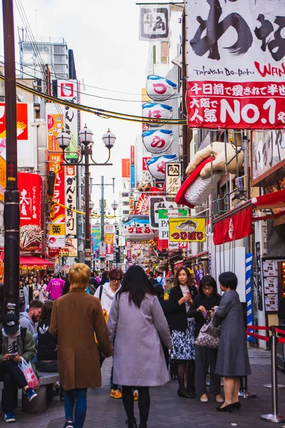 人やレストランの看板が並ぶ道頓堀の街の写真 2019年11月14日大阪日本 — ストック写真