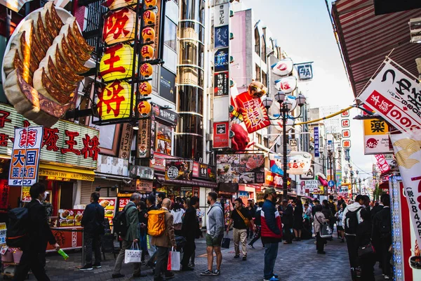 人やレストランの看板が並ぶ道頓堀の街の写真 2019年11月14日大阪日本 — ストック写真