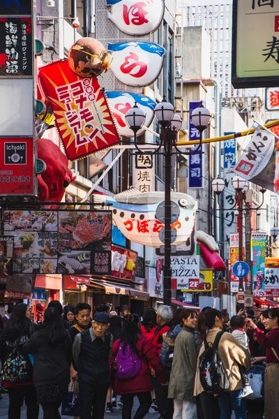 人やレストランの看板が並ぶ道頓堀の街の写真 2019年11月14日大阪日本 — ストック写真