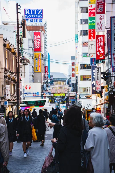 人やレストランの看板が並ぶ道頓堀の街の写真 2019年11月14日大阪日本 — ストック写真