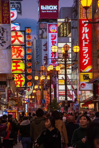 夜の道頓堀の写真は 人で埋め尽くされ 広告店の看板 2019年11月14日大阪日本 — ストック写真