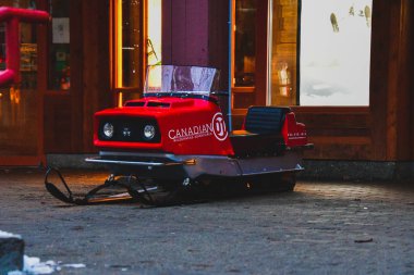 Kanada 'nın vahşi maceralarını tanıtan bir kar aracı. 11 Aralık 2019 Whistler Bc Kanada