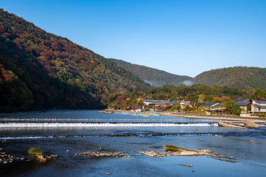 Togetsu-kyo köprüsünden görülebilen nehir manzarası ve sonbahar renkleri. Arashiyama Kyoto Japonya