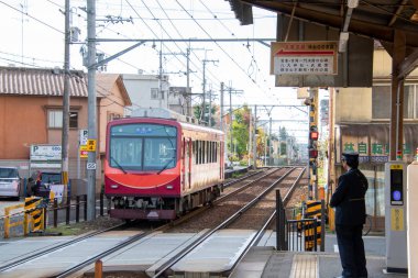 Kyoto, Japonya - 24 Kasım 2019: Ichijyouji İstasyonu, Kyoto, Japonya 'dan kalkan yerel tren.