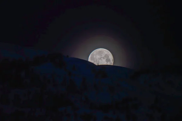 Una Foto Luna Asomándose Detrás Algunas Montañas Whistler Canadá — Foto de Stock