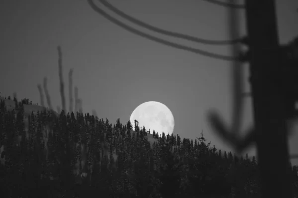 Une Photo Lune Regardant Par Derrière Des Montagnes Whistler Canada — Photo