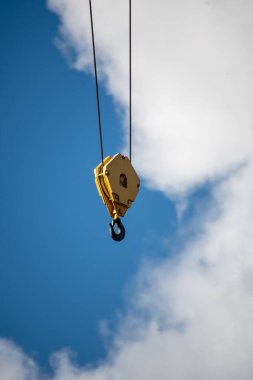 Gökyüzüne asılı bir vinç kancası resmi. Vancouver Bc Kanada