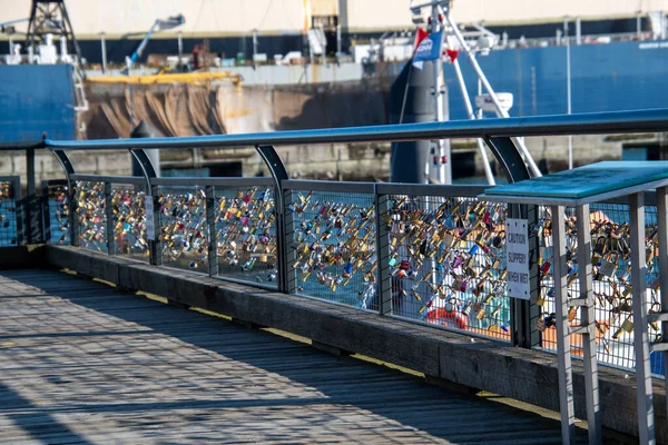 Een Foto Van Veel Liefde Hangsloten Bevestigd Aan Het Hek — Stockfoto