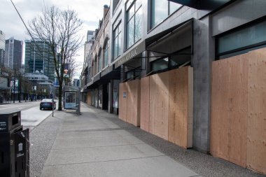 Vancouver şehir merkezindeki dükkanlar, Covid-19 yüzünden iş için kapalıyken haneye tecavüzleri önlemek için kapatıldı. 29 Mart 2020 Pazar Vancouver BC Kanada  