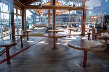 Granville Adası Halk Pazarı 'ndaki masalar COVID-19 salgını sırasında kapalı ve kapalı. 10 Nisan 2020 Vancouver BC Kanada 
