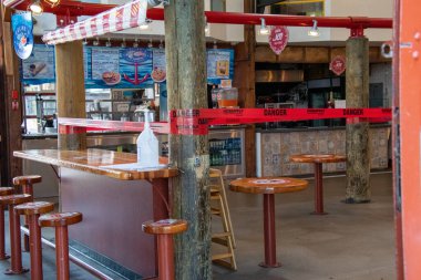 Granville Adası Halk Pazarı 'ndaki masalar COVID-19 salgını sırasında kapalı ve kapalı. 10 Nisan 2020 Vancouver BC Kanada 