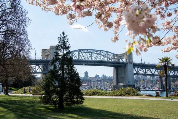 Una Imagen Del Puente Burrard Con Signos Primavera Primer Plano —  Fotos de Stock