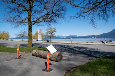 İspanyol bankalarının otoparkı COVID-19 salgını sırasında plaja gidenlerin sayısını sınırlamak için arabalara kapalıydı. 10 Nisan 2020 Vancouver BC 