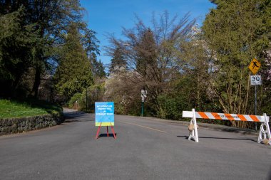 COVID-19 'un yayılmasını önlemek için Stanley Parkı' na arabayla giriş engellendi. 14 Nisan 2020 Vancouver BC Kanada
