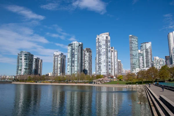 Edificios Gran Altura Reflejados Superficie Del Falso Creek Vancouver Canadá —  Fotos de Stock